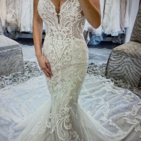 Wedding dress never worn- Essense of Australia - D2771 - Picture 2 of 7